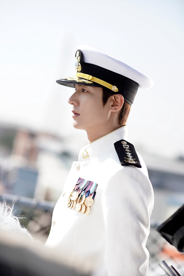 《The King:永遠的君主》李敏鎬皇帝造型回顧5:李袞的白色海軍制服