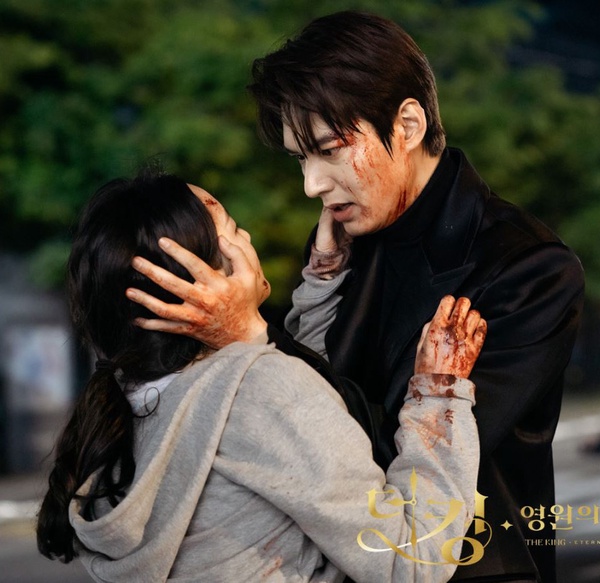 《永遠的君主》6大細節解析！太乙留2顆子彈想自盡，李袞送翠雀花，暗示「會讓你幸福」