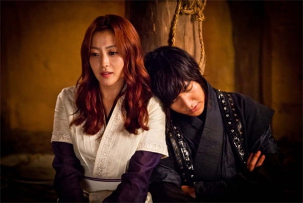 《The King:永遠的君主》李敏鎬韓劇定律3:女生的肩膀就是用來依靠的
