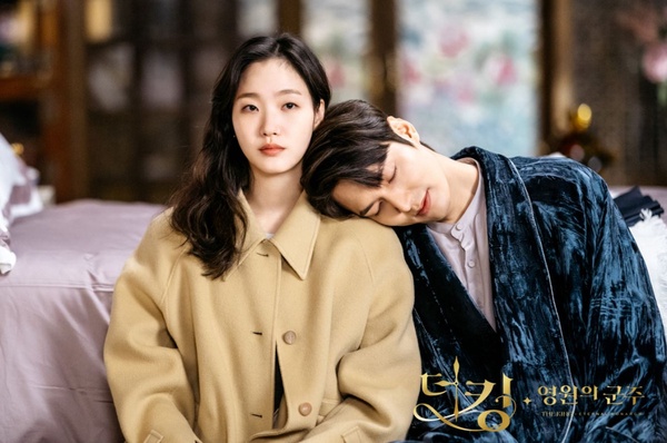 《永遠的君主》李敏鎬的韓劇定律！愛靠女生肩膀、多功能大衣，最愛「對他不敬的女人」