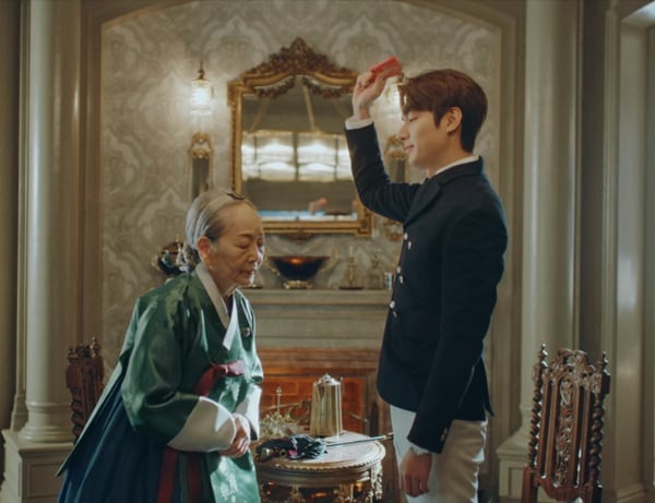 《The King:永遠的君主》李敏鎬韓劇定律5:活用大長腿