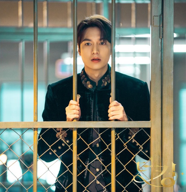 《永遠的君主》李敏鎬的韓劇定律！愛靠女生肩膀、多功能大衣，最愛「對他不敬的女人」