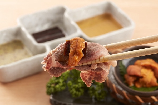 海膽+和牛超奢華！黑毛屋本家推「北海道海膽涮涮鍋」，和牛嫩海膽鮮，最後吃碗海膽粥