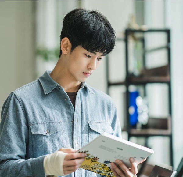 金秀賢、徐睿知《雖然是精神病但沒關係》Netlfix開播！「小臉CP」夫妻臉+好默契超配！