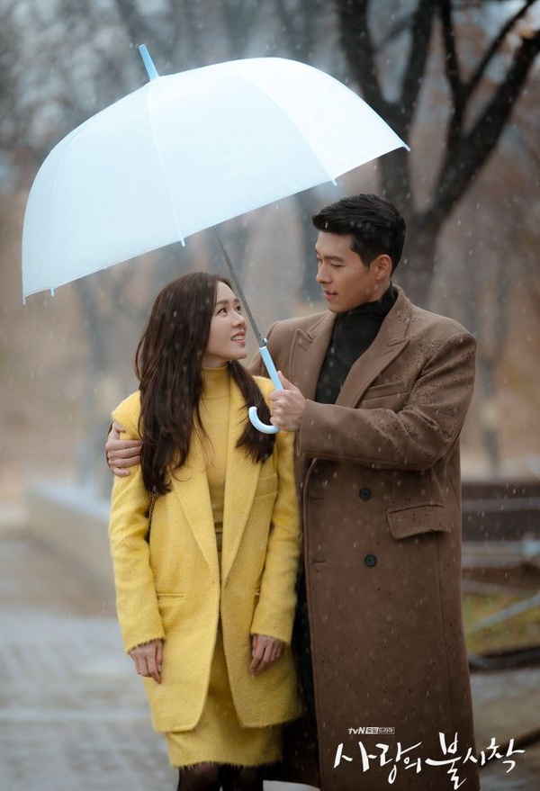 《愛的迫降》玄彬＆孫藝珍的情侶裝7：南韓日常，和雨景融合的相近配色