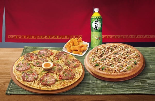 拉麵Pizza現身必勝客！必勝客x麵屋武藏推「一口入魂拉麵」比薩，真的吃得到麵條啊！