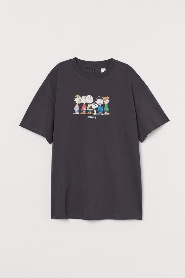H&M X「史努比」聯名系列全新登場，超萌史努比上衣、T恤可愛又百搭，史努比控必敗！