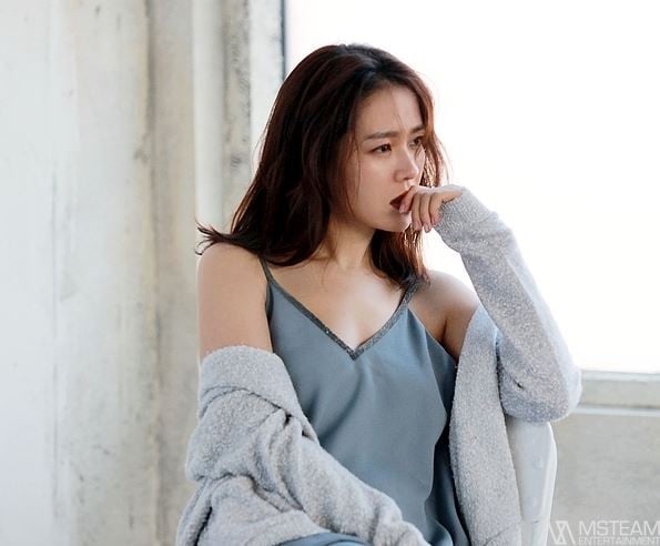 孫藝珍性感瞬間1：畫報襯衫微敞，散發濃濃女人味
