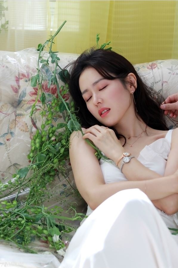 孫藝珍性感瞬間1：畫報襯衫微敞，散發濃濃女人味