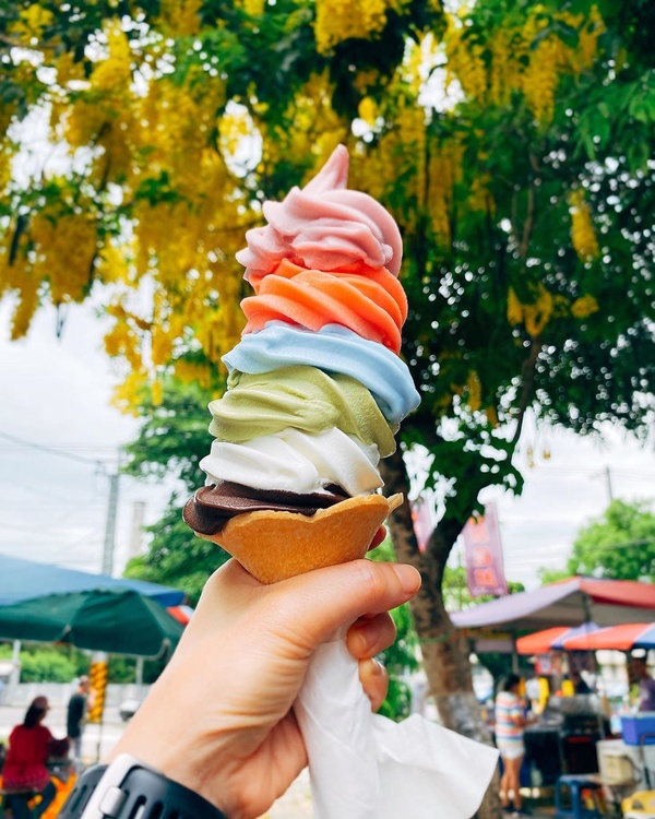 「特大彩虹霜淇淋」台灣也吃得到！彰化「66 Cheesecake」還有超Q的甜筒打卡椅