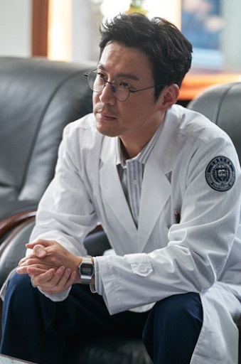 《雙甲路邊攤》演員陣容介紹2:崔元英 飾演 鬼班長