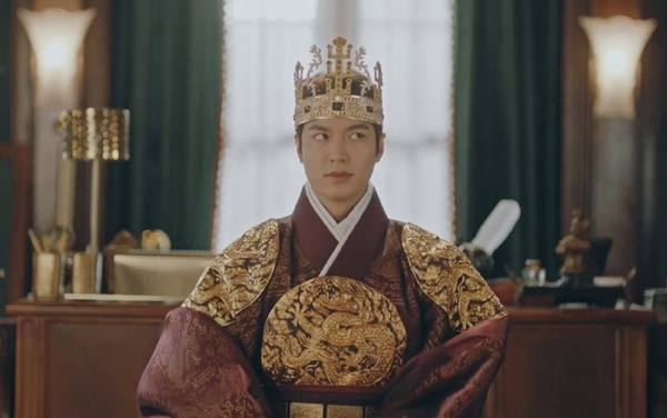 《The King:永遠的君主》道具細節解析3:李敏鎬的王冠
