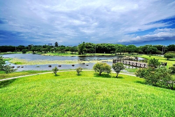 八里「十三行文化公園」:20公尺大溜滑梯+趣味滑草!