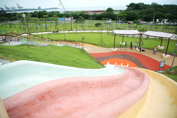 八里「十三行文化公園」:20公尺大溜滑梯+趣味滑草!