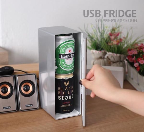 懶人必備！韓國推出「USB充電式小冰箱」，縮小版冰箱外型，讓你隨時隨地都能享用冷飲