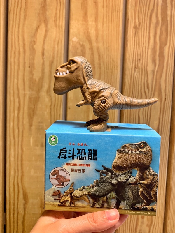 戽斗恐龍公仔現身全家！全家推「飲料冰品加價購活動」，戽斗恐龍發條公仔預購開跑！