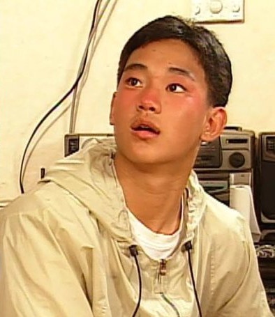 《雖然是精神病但沒關係》金秀賢跑龍套照片曝光!網友:「像我家土味表弟!」