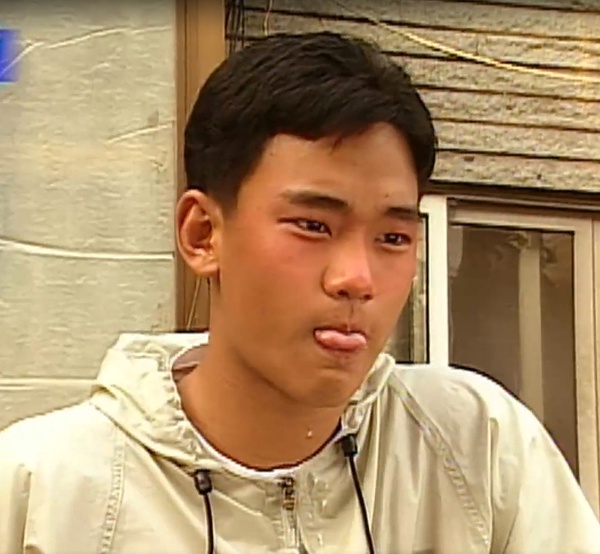 《雖然是精神病但沒關係》金秀賢跑龍套照片曝光!網友:「像我家土味表弟!」