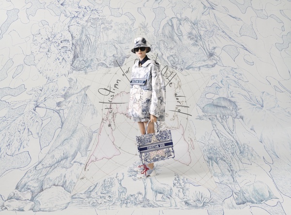 Dior 2020早秋推出「藝術圖騰」系列,經典緹花Book Tote、馬鞍包,通通換上亮眼新衣~