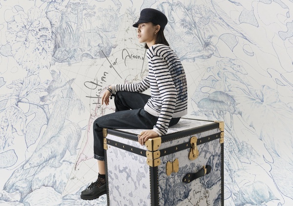 Dior 2020早秋推出「藝術圖騰」系列,經典緹花Book Tote、馬鞍包,通通換上亮眼新衣~