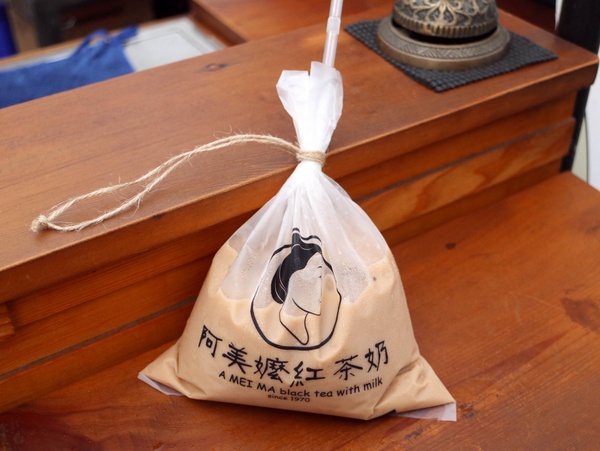 台南打卡美食＋1！夜市限定「阿美嬤紅茶奶」超可愛袋裝奶茶，來台南絕對不能錯過