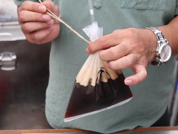 台南打卡美食＋1！夜市限定「阿美嬤紅茶奶」超可愛袋裝奶茶，來台南絕對不能錯過