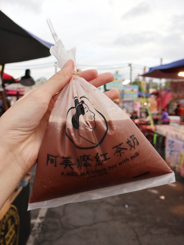 台南打卡美食＋1！夜市限定「阿美嬤紅茶奶」超可愛袋裝奶茶，來台南絕對不能錯過