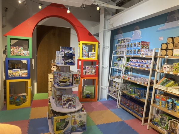 玩具總動員經典場景現身CAFE!N！「Toy Story House」登場，胡迪、三眼怪讓你拍個夠！