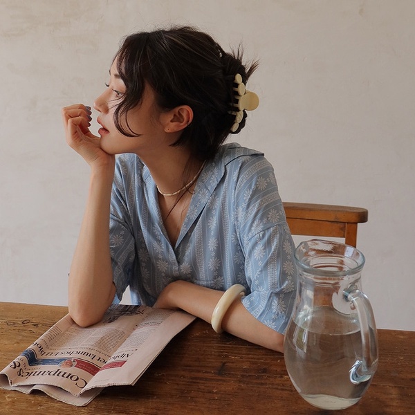 復古「鯊魚夾」韓妞IG爆紅中！四種鯊魚夾造型教學，公主頭、隨興馬尾一夾搞定！