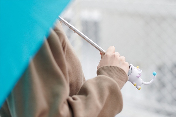 雨天必備「Umbrella Bite」全新登場,萌萌柴犬、獅子咬住雨傘握把,還可掛桌上超實用