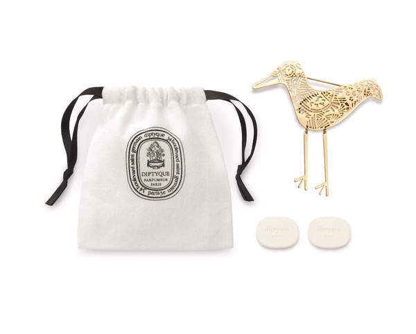Diptyque「香氛配飾系列」推出全新香調，香氛貼飾、手環、別針，輕鬆把香氛戴著走