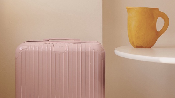 RIMOWA 推出絕美新色！夢幻「玫瑰霧粉」、「仙人掌綠」新登場，還推出同色硬殼斜揹袋