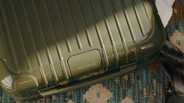 RIMOWA 推出絕美新色！夢幻「玫瑰霧粉」、「仙人掌綠」新登場，還推出同色硬殼斜揹袋