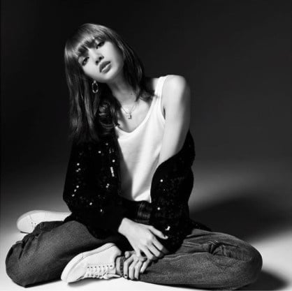 CELINE創意總監親自設計！看BLACKPINK「人間芭比」Lisa 背出復古感 !