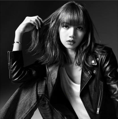 CELINE創意總監親自設計！看BLACKPINK「人間芭比」Lisa 背出復古感 !