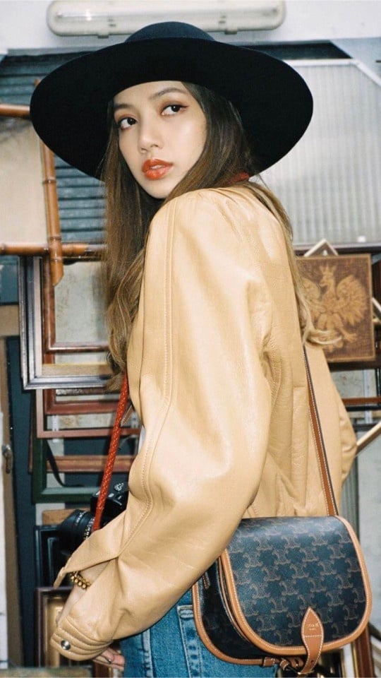 CELINE創意總監親自設計！看BLACKPINK「人間芭比」Lisa 背出復古感 !