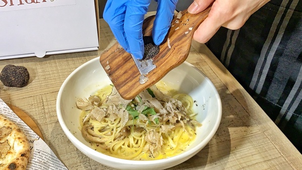 現刨黑松露上桌!石壁家推「現刨黑松露比薩」