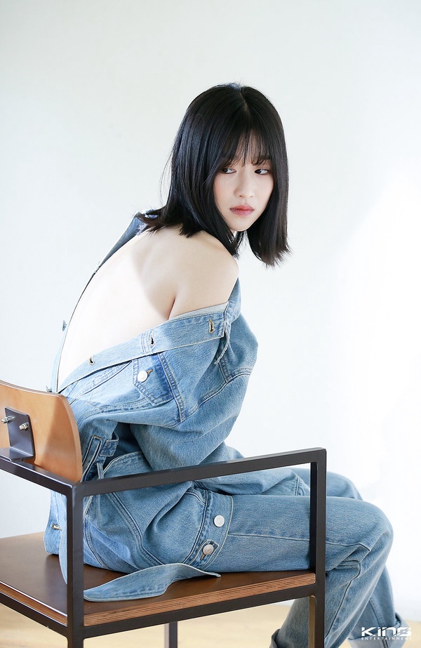 徐睿知《雖然是精神病但沒關係》逆天細腰上熱搜！徐睿知稱「我不減肥」長腿細腰是遺傳