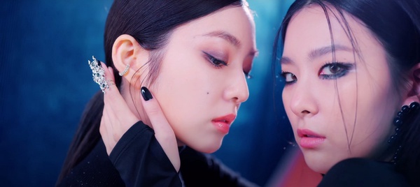 Red Velvet小分隊IRENE & SEULGI《Monster》公開 ! 粉絲急忙「披上」毛毯