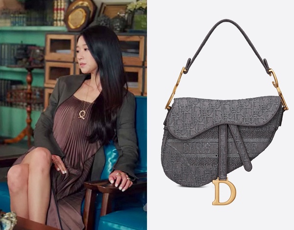 《雖然是神經病但沒關係》徐睿知包包7:DIOR SADDLE BAG 灰色繡花牛仔布馬鞍包,NT120,000