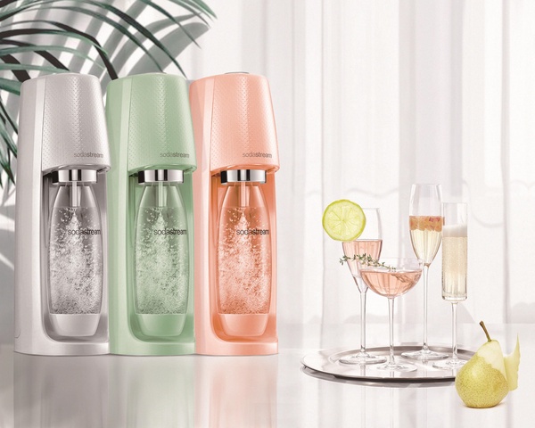 全球 NO.1 氣泡水機品牌Sodastream 來啦!氣泡水不僅能補充夏季流失的水分,讓你一口瞬間消暑,加入水果後還能自製水果氣泡水,好喝又不甜膩