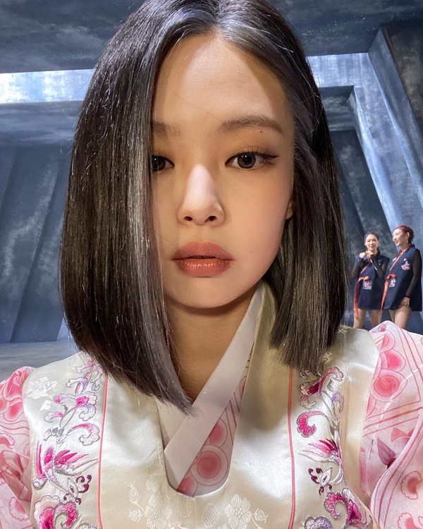 Jennie瀏海染爆紅！春夏韓國「挑染髮型」圖鑑，手刷染最時髦，輪廓染堪稱仙女髮型！