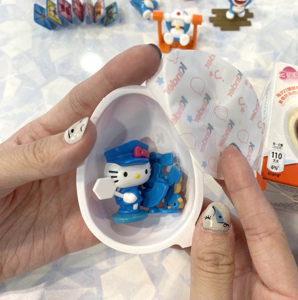Hello Kitty＆哆啦A夢躲到「健達奇趣蛋」啦！共16款造型，讓Kitty塞滿你的辦公桌