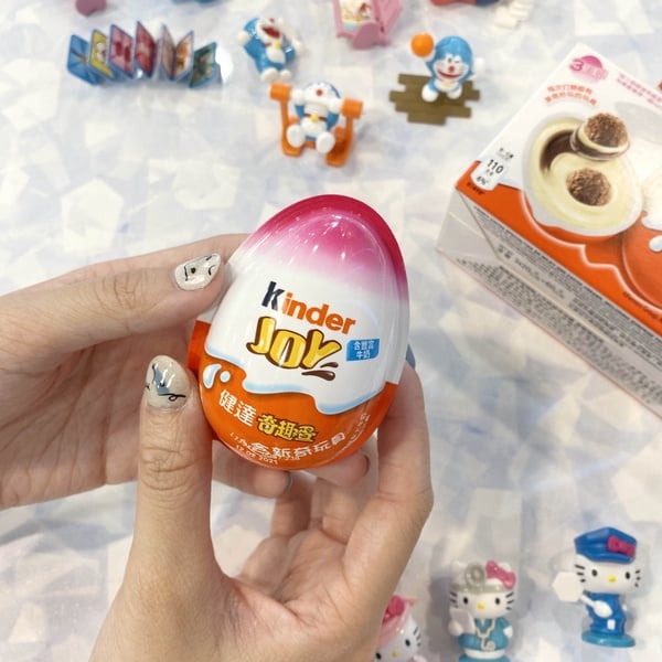 Hello Kitty＆哆啦A夢躲到「健達奇趣蛋」啦！共16款造型，讓Kitty塞滿你的辦公桌