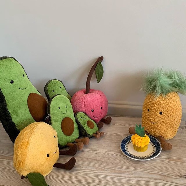 世界最柔軟玩偶！Jellycat推出食物系列柔軟玩偶、小包，牛油果造型超療癒~