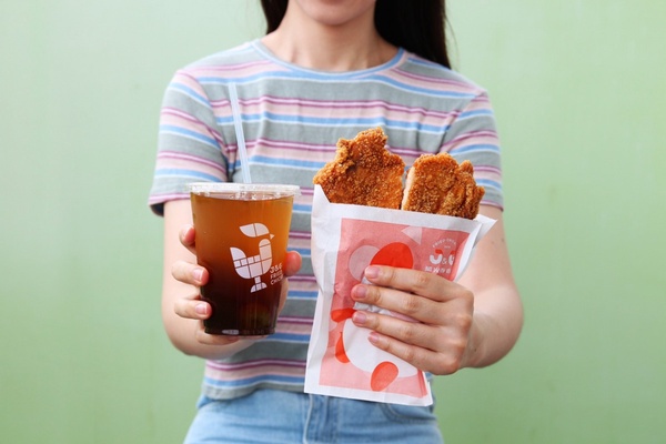 炸雞控吃起來！繼光香香雞推新品「川麻雞排」，香麻夠味川麻雞排配酸梅湯更對味！