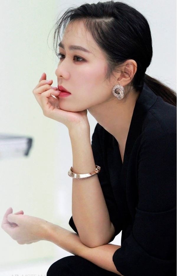 孫藝珍霸總系美圖！孫藝珍濃妝紅唇，是風情萬種美人，出席活動是《愛的迫降》世理本人