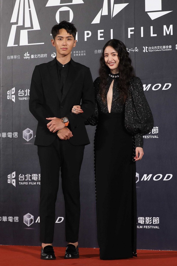 2020台北電影節林依晨戰袍太辣！張鈞甯、曾之喬紅毯爭艷，魔鬼身材＆美胸保養秘訣揭曉