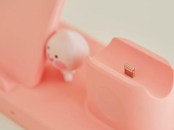 Kakao Friends推出「萊恩三合一充電座」,手機、Airpods、Apple Watch一次都能充電!