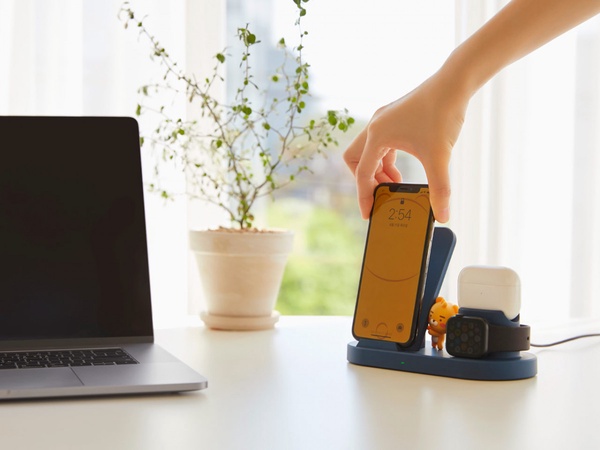 Kakao Friends推出「萊恩三合一充電座」,手機、Airpods、Apple Watch一次都能充電!